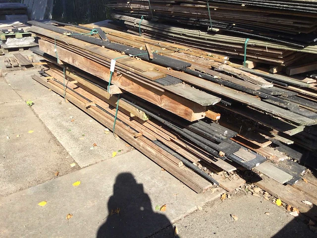 - partij houten planken, balken voor o.a. tuinomheining - afbeelding 1 van  5