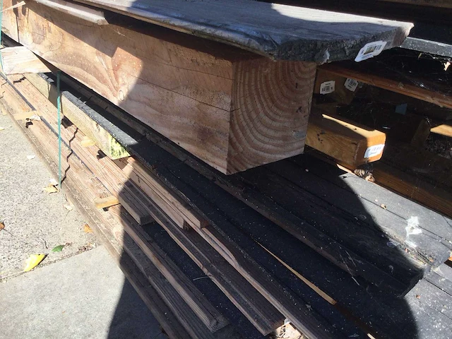 - partij houten planken, balken voor o.a. tuinomheining - afbeelding 3 van  5