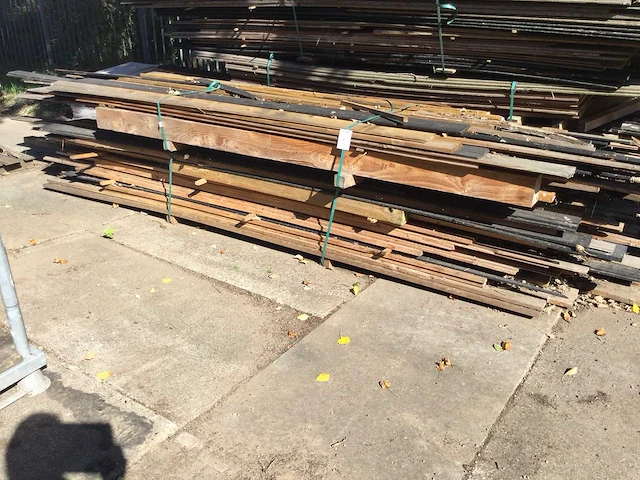 - partij houten planken, balken voor o.a. tuinomheining - afbeelding 4 van  5