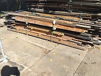 - partij houten planken, balken voor o.a. tuinomheining - afbeelding 4 van  5