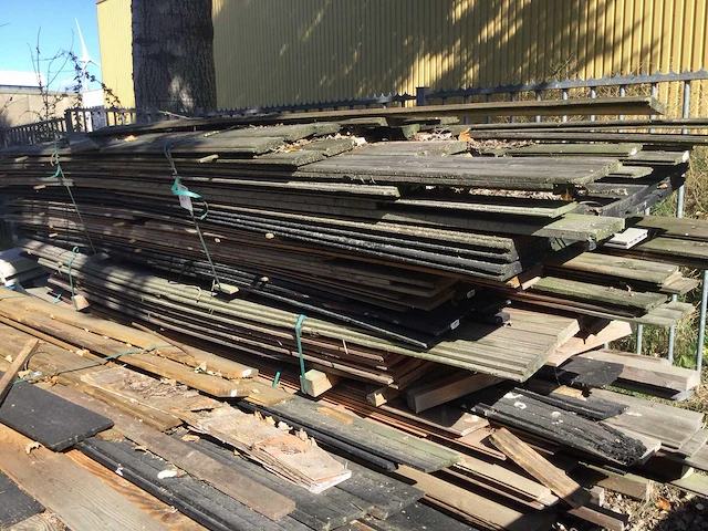 - partij houten planken, balken voor o.a. tuinomheining - afbeelding 1 van  4