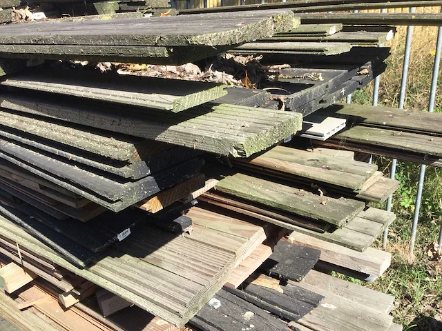 - partij houten planken, balken voor o.a. tuinomheining - afbeelding 2 van  4