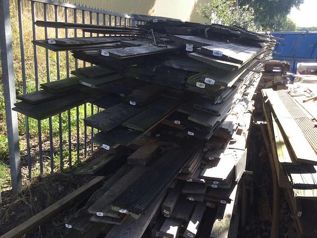 - partij houten planken, balken voor o.a. tuinomheining - afbeelding 3 van  4
