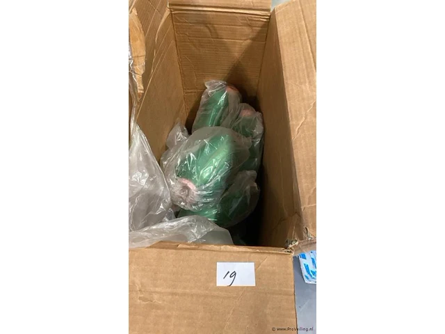 1 doos groene garen grote klossen circa 10 stuks - afbeelding 1 van  3