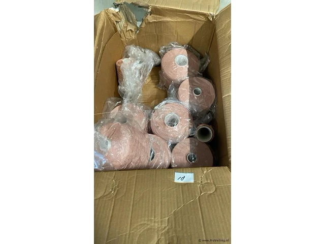 1 doos roze fabrieks garen circa 15 rollen - afbeelding 1 van  3