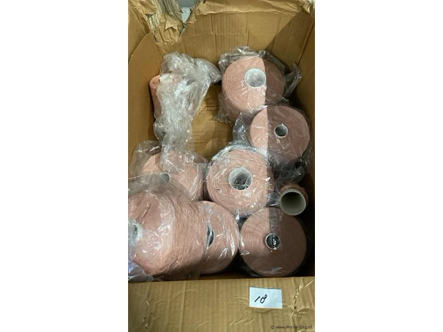 1 doos roze fabrieks garen circa 15 rollen - afbeelding 2 van  3
