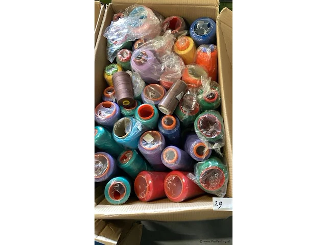 1 grote doos met circa 60 plus gemengde klossen garen 2 lagen kavel 29 - afbeelding 1 van  3