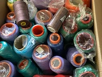 1 grote doos met circa 60 plus gemengde klossen garen 2 lagen kavel 29 - afbeelding 1 van  3