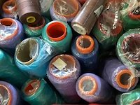 1 grote doos met circa 60 plus gemengde klossen garen 2 lagen kavel 29 - afbeelding 2 van  3