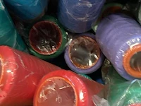 1 grote doos met circa 60 plus gemengde klossen garen 2 lagen kavel 29 - afbeelding 3 van  3