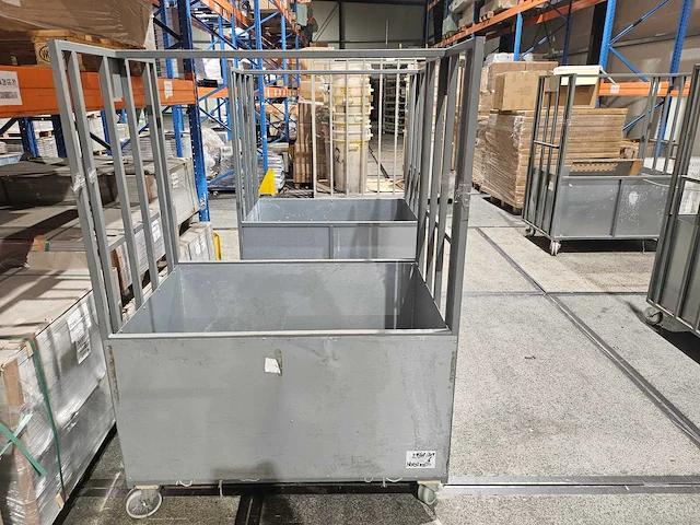1 metalen rolcontainer op wielen 116,8 x 76,8 x 165,9 cm - afbeelding 1 van  3