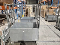 1 metalen rolcontainer op wielen 116,8 x 76,8 x 165,9 cm - afbeelding 1 van  3