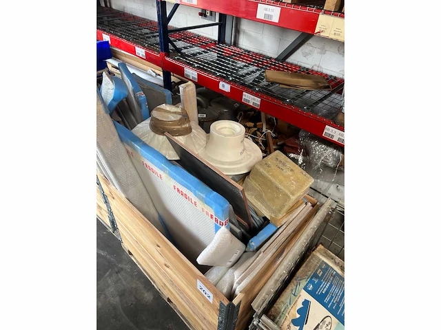 1 pallet met verschillende houten design platen - afbeelding 1 van  4