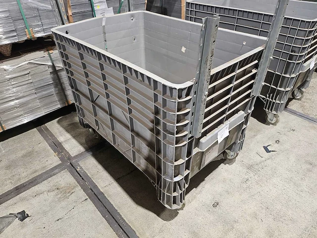 1 plastic rolcontainer op wielen 116 x 77,1 x 94,1 cm - afbeelding 1 van  2