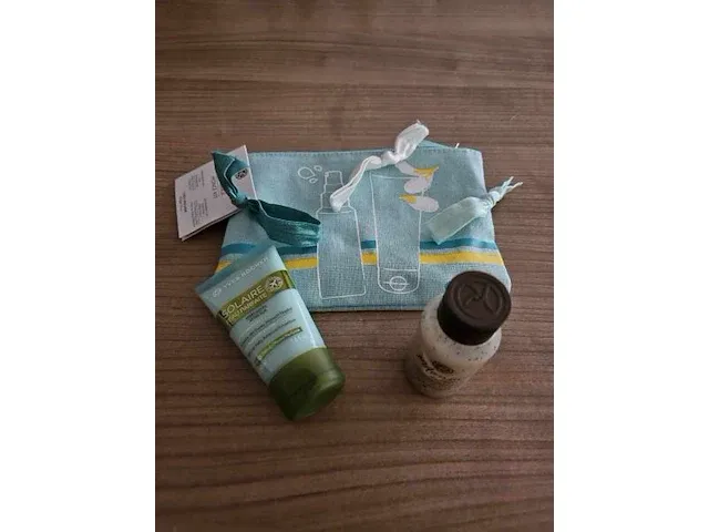 1 x yves rocher cadeauset aftersun, bodyscrub, toilettas en elastiekjes nieuw. - afbeelding 2 van  3