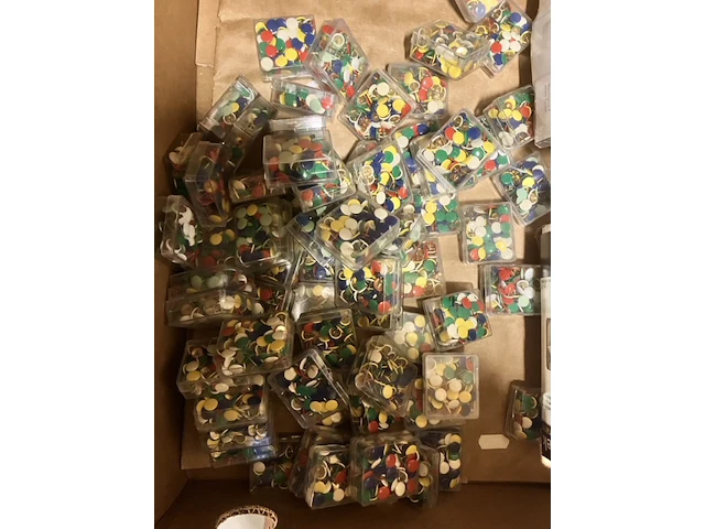 10 doosjes punaises. ca 125 stuks in een doosje - afbeelding 5 van  5