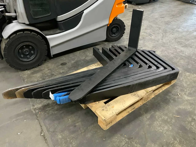10 heftruckvorken op pallet - afbeelding 1 van  6