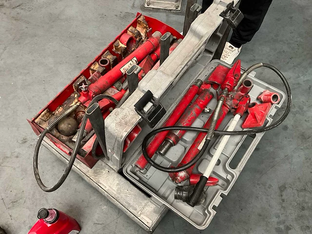 10 ton hydraulische uitdeukset (2x) - afbeelding 1 van  5