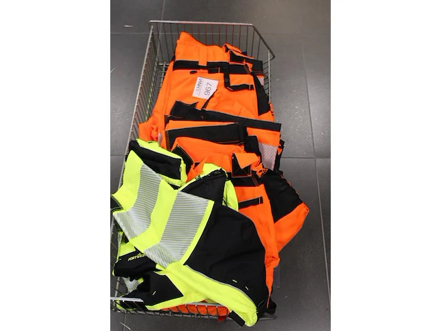 10 werkbroeken portwest in diverse maten met reflecterende banden. - afbeelding 2 van  2