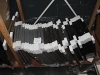 10 zwarte, 12 messingkleurige en 12 aluminiumkleurige fotolijsten 30 x 40 cm op schap. - afbeelding 1 van  2