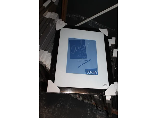 10 zwarte, 12 messingkleurige en 12 aluminiumkleurige fotolijsten 30 x 40 cm op schap. - afbeelding 2 van  2