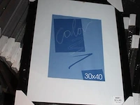 10 zwarte, 12 messingkleurige en 12 aluminiumkleurige fotolijsten 30 x 40 cm op schap. - afbeelding 2 van  2