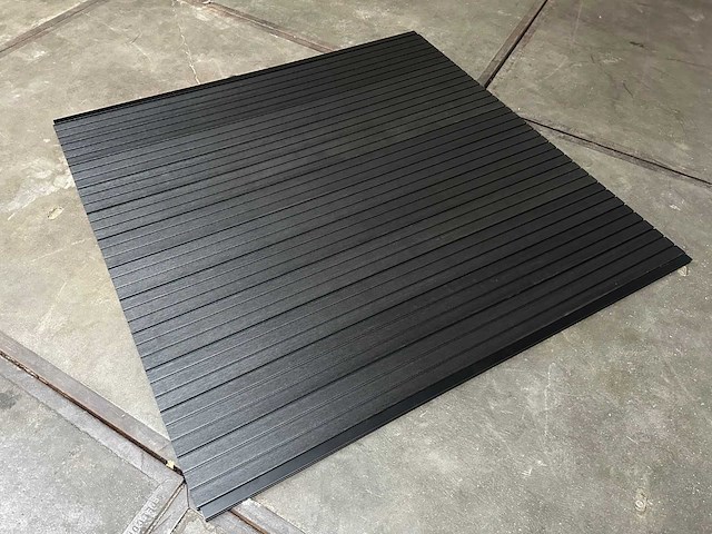 10x triple rhombus zwart composiet schutting inclusief tuinpalen (18,7 mtr) - afbeelding 6 van  11