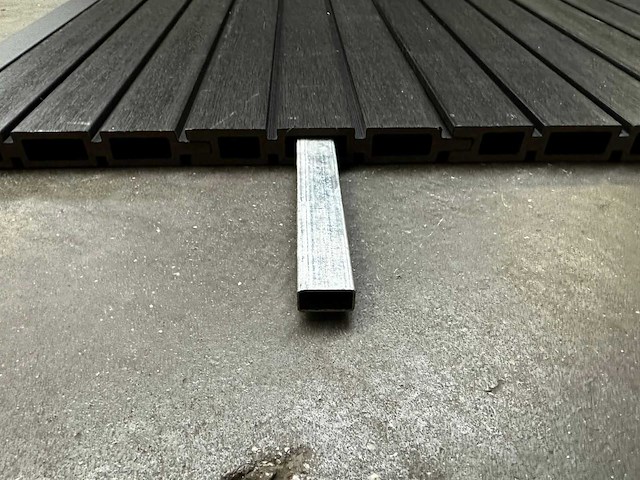 10x triple rhombus zwart composiet schutting inclusief tuinpalen (18,7 mtr) - afbeelding 9 van  11