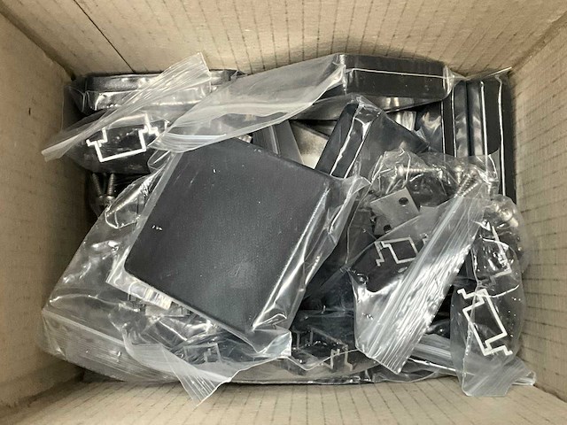 10x triple rhombus zwart composiet schutting inclusief tuinpalen (18,7 mtr) - afbeelding 11 van  11