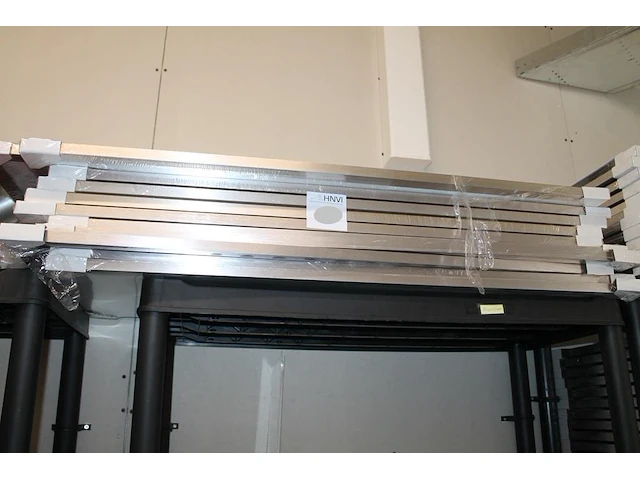 11 aluminiumkleurige fotolijsten 35 x 100 cm - afbeelding 1 van  2