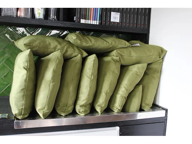 11 groene sierkussens. - afbeelding 1 van  2