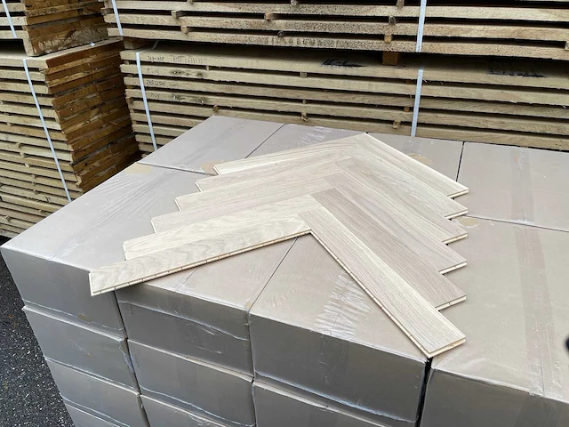 114,70 m2 eiken visgraat parketvloer - multiplank - white 70x440 mm - afbeelding 1 van  6