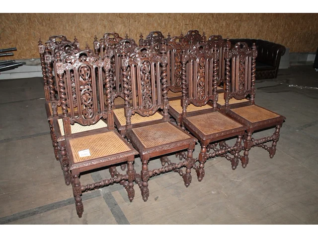 12 antieke eetkamerstoelen met rotan zitting en houtsnijwerk. - afbeelding 1 van  2