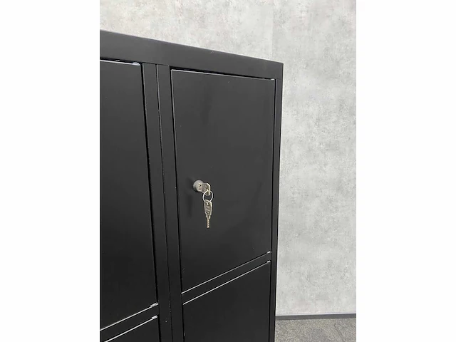 12-deurs lockerkast zwart met sleutels - afbeelding 3 van  7