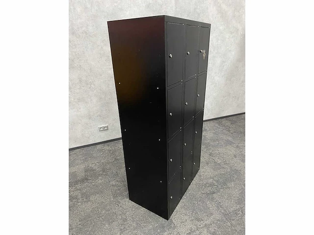 12-deurs lockerkast zwart met sleutels - afbeelding 6 van  7
