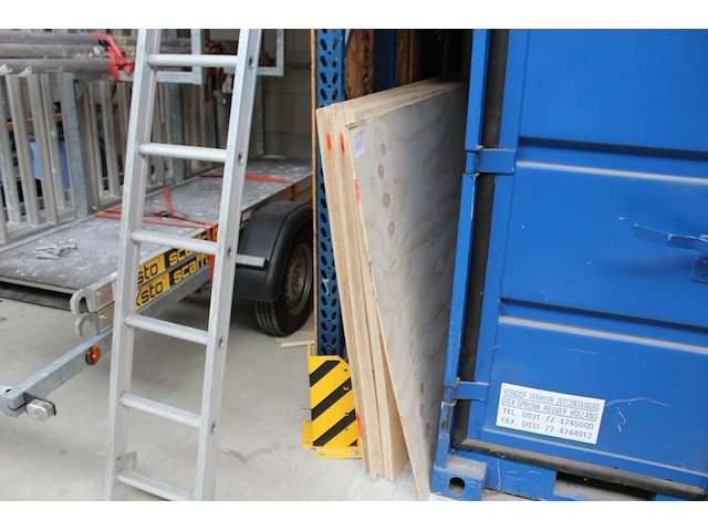 12 multiplex platen met afmeting 244 x 122 cm. - afbeelding 1 van  2