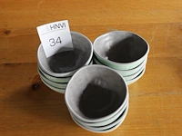 12 schaaltjes met doorsnede circa 12 cm. - afbeelding 1 van  2