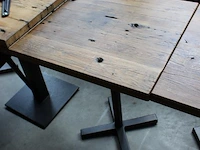 12 terrastafels 60 x 60 x 79 cm met houten blad en metalen voet in twee uitvoeringen (10 om 2). afmeting