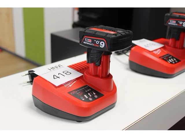 12 volt accu milwaukee 6.0 ah met lader - afbeelding 1 van  2