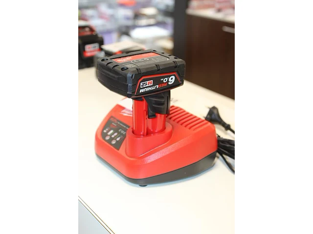 12 volt accu milwaukee 6.0 ah met lader - afbeelding 2 van  2