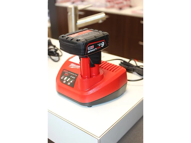 12 volt accu milwaukee 6.0 ah met lader - afbeelding 2 van  2