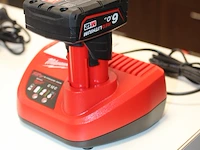 12 volt accu milwaukee 6.0 ah met lader - afbeelding 2 van  2
