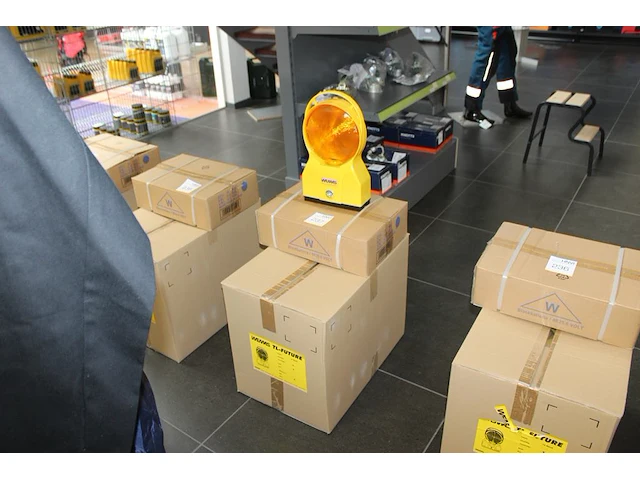 12 waarschuwing/afzetlampen in doos weams incl. accu's - afbeelding 1 van  3