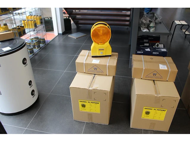 12 waarschuwing/afzetlampen in doos weams incl. accu's - afbeelding 1 van  4
