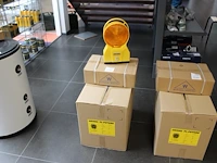 12 waarschuwing/afzetlampen in doos weams incl. accu's - afbeelding 1 van  4