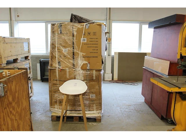 12 witte barkrukken romeostools met hoogte 73 cm. - afbeelding 1 van  5
