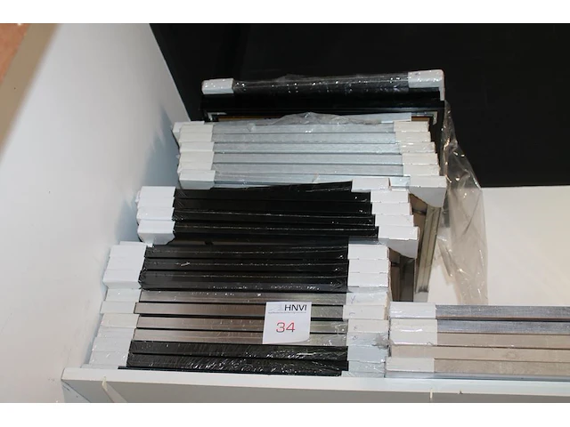 12 zwarte en 10 aluminiumkleurige fotolijsten 40 x 40 cm. - afbeelding 1 van  3