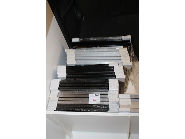 12 zwarte en 10 aluminiumkleurige fotolijsten 40 x 40 cm. - afbeelding 2 van  3