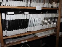 12 zwarte en 24 aluminiumkleurige fotolijsten 20 x 30 cm op schap. - afbeelding 1 van  2