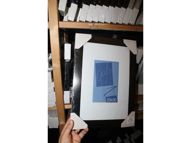 12 zwarte en 24 aluminiumkleurige fotolijsten 20 x 30 cm op schap. - afbeelding 2 van  2